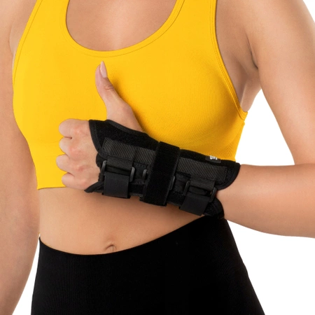 Merev sínnel ellátott csuklórögzítő bal kézre