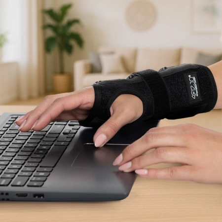 Merev sínnel ellátott csuklórögzítő jobb kézre