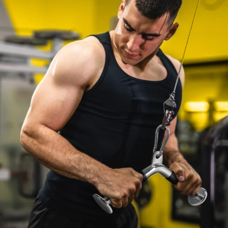 V-alakú tricepsz lehúzó